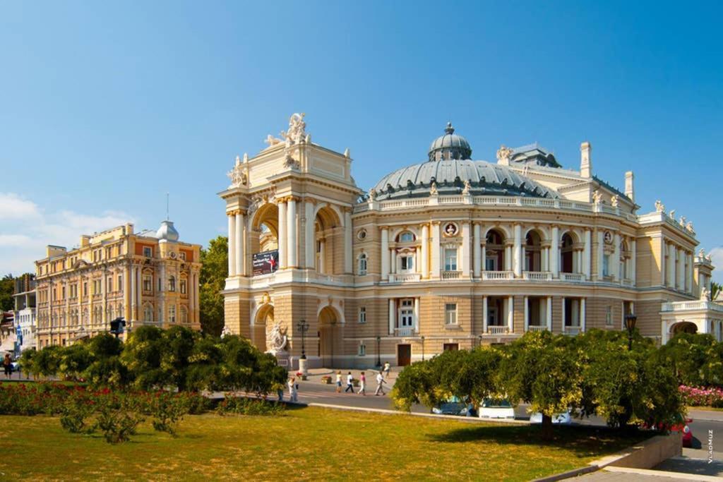 Три квартала от Оперного-тихий Лофт-Новый апарт Одесса Экстерьер фото